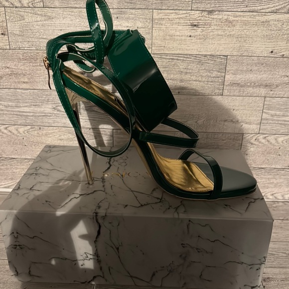 Emerald Green Stiletto Heels with Ankle Straps - Picture 1 of 5